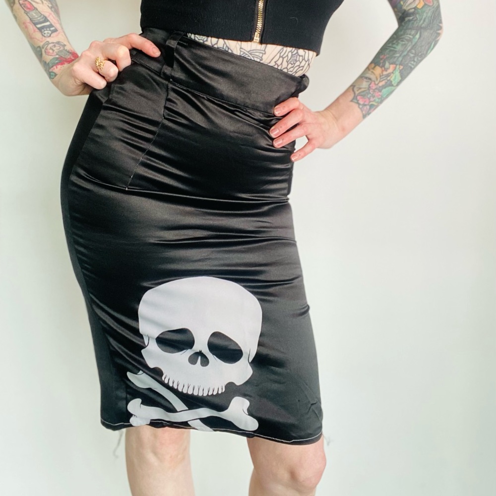 Deadly dames black satin skull skirt